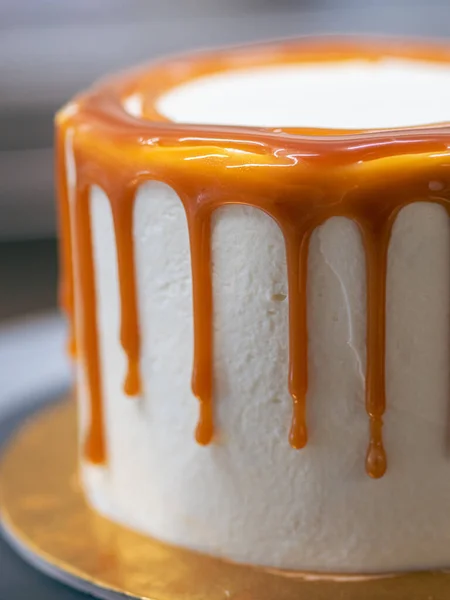 Professional Baker Decorating Chocolate Cream Cake Salty Caramel — Stock Photo, Image