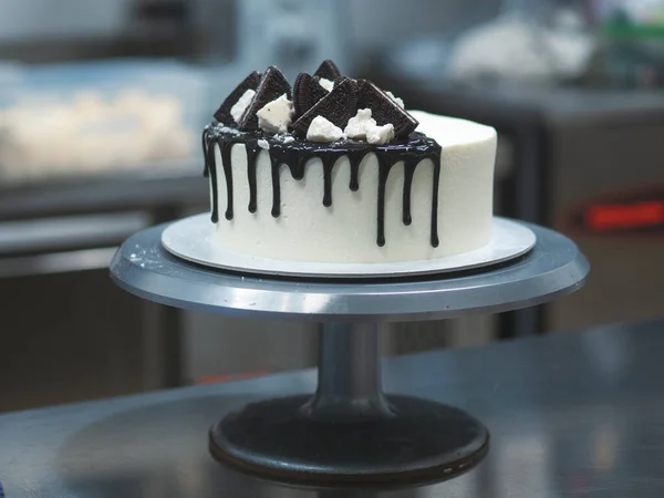 black and white frosting cake by designer