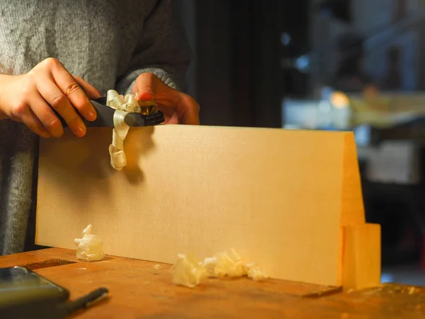 Nahaufnahme Eines Professionellen Geigenbaumeisters Mühevoller Detailarbeit Der Holzgeige Einer Werkstatt — Stockfoto