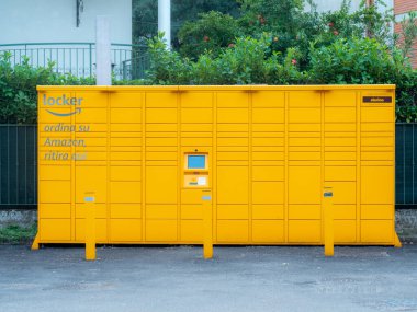 Amazon 'dan gelen sarı dolaplar şehrin açık otoparkında.