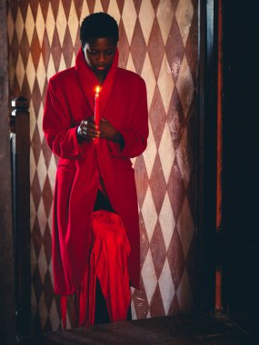 Hayalet kadın ölüm filminin korku sahnesi Cadılar Bayramı festivali karanlık ev kâbusu