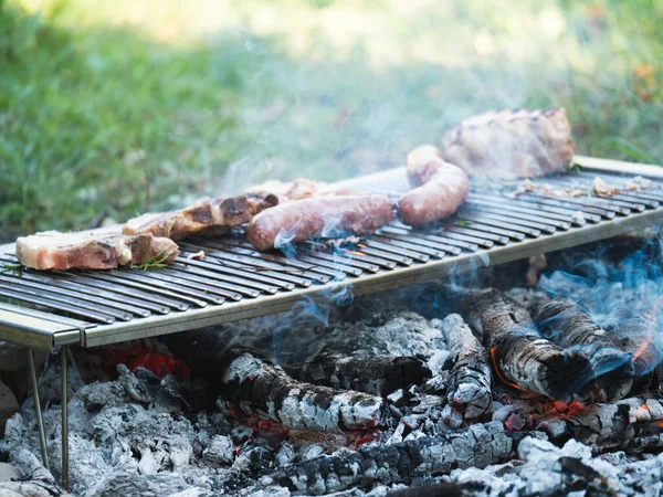 Cottura Carne Maiale Alla Griglia All Aperto Con Carbone — Foto Stock