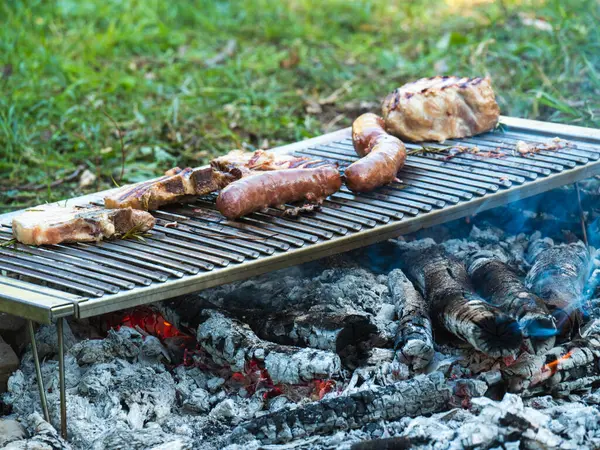 Cottura Carne Maiale Alla Griglia All Aperto Con Carbone — Foto Stock