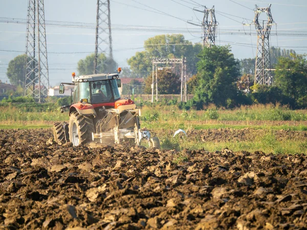 Agriculteur Avec Tracteur Labourant Les Terres Campagne — Photo