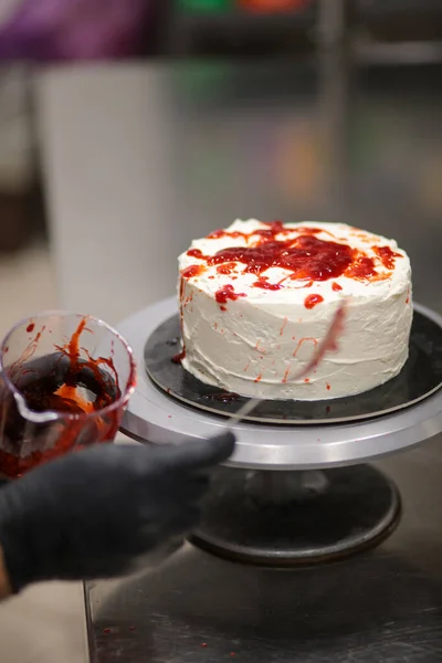 Ματωμένο Κέικ Τέρας Μαχαίρι Στο Περίπτερο Κέικ — Φωτογραφία Αρχείου