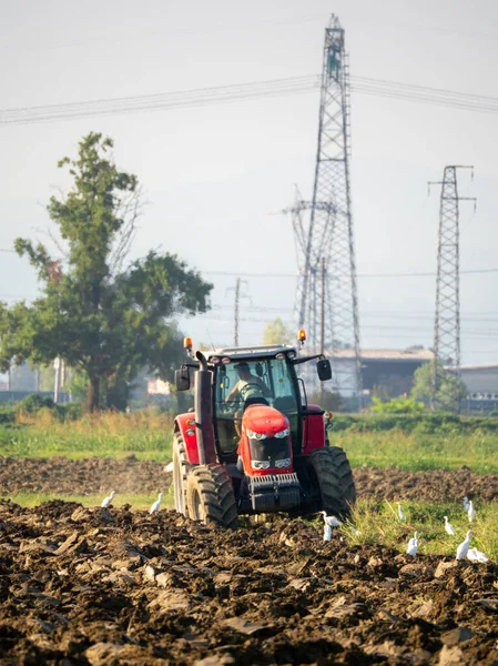 Agriculteur Avec Tracteur Labourant Les Terres Campagne — Photo