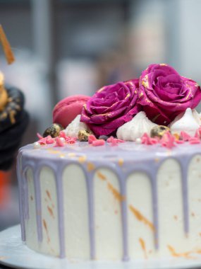 Altın el boyalı romantik pasta.