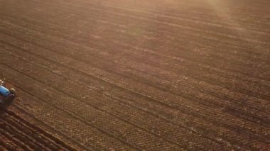 Piacenza 'nın kırsal kesiminde araziyi düzleştiren traktörlü çiftçi, İtalya görüntüsü