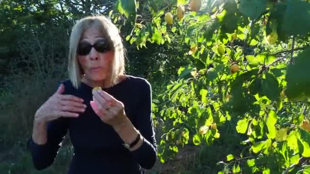 Anciana Forma Mujer Comiendo Frutas Frescas Los Árboles — Vídeos de Stock