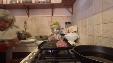 İtalyan aile kavramı. Yetişkin oğul, ebeveyn evinde yaşıyor.