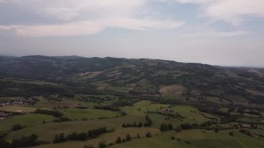 Hava manzaralı Sunrise Hills Piacenza Eyaleti 'ndeki şarap çiftlikleri.