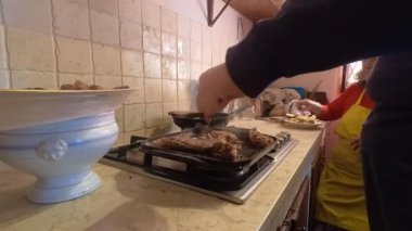 İtalyan aile kavramı. Yetişkin oğul, ebeveyn evinde yaşıyor.