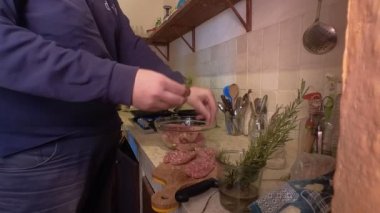 İtalyan aile kavramı. Yetişkin oğul, ebeveyn evinde yaşıyor.