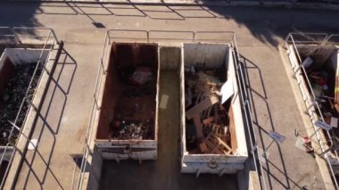 Atık ayıklama tesisi. Birçok farklı taşıyıcı ve çöp kovası var. Taşıyıcılar çeşitli ev atıklarıyla dolu