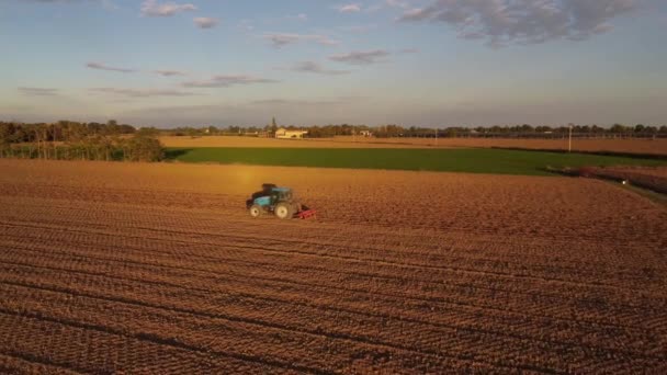 イタリアのピアチェンツァの田舎にトラクターの平準化土地を持つ農家の映像 — ストック動画