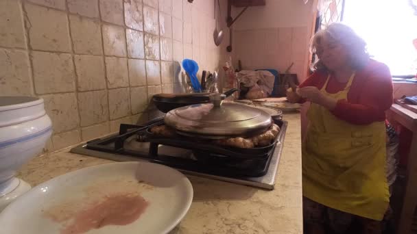 Conceito Família Italiana Filho Adulto Que Vive Casa Dos Pais — Vídeo de Stock