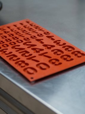 Pasta tasarımcısı pasta için 50. yıl dönümü pastası yapıyor.