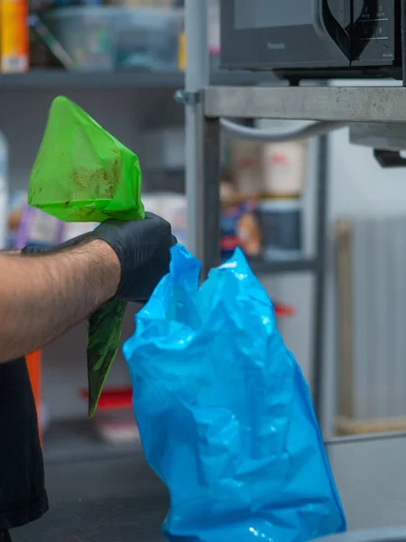 Preparation of a birthday cake filling of piping bag