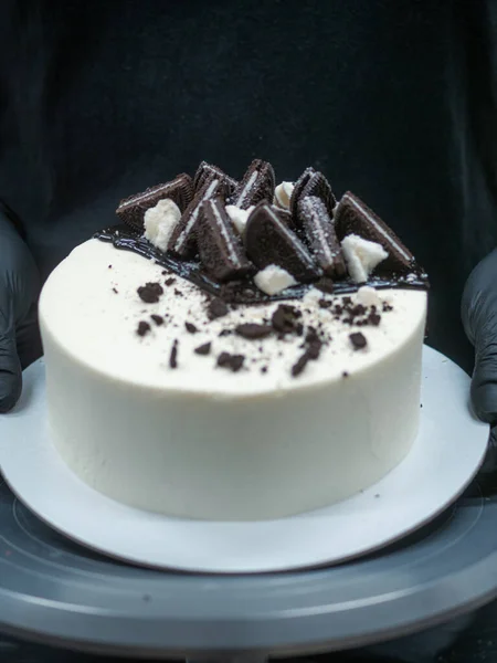 black and white frosting cake by designer
