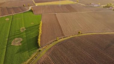 Kuzey İtalya 'da Padan Ovası üzerinde uçan İHA.