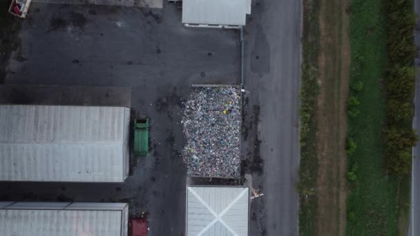 Μονάδα Διαλογής Αποβλήτων Πολλοί Διαφορετικοί Μεταφορείς Και Κάδοι Μεταφορείς Γεμάτοι — Αρχείο Βίντεο