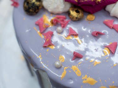 Altın el boyalı romantik pasta.