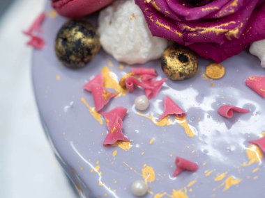 Altın el boyalı romantik pasta.