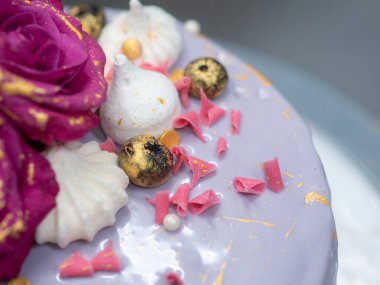 Altın el boyalı romantik pasta.