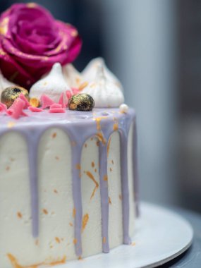 Altın el boyalı romantik pasta.