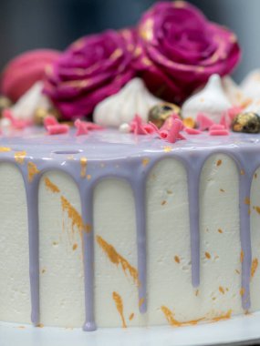 Altın el boyalı romantik pasta.