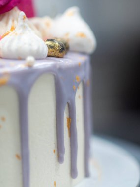 Altın el boyalı romantik pasta.