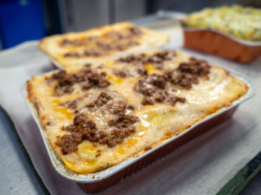 İtalyan lazanya makarnası yenmeye hazır.