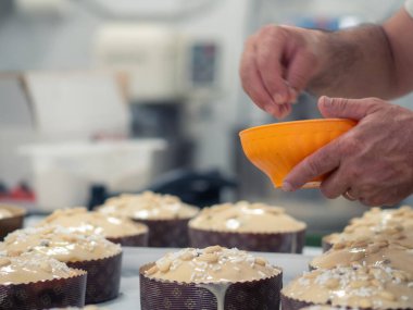 Şefin üstüne kremalı İtalyan pastası ve badem.