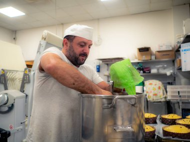 Şef, pastanede şekerleme yapmak için torba hazırlıyor.