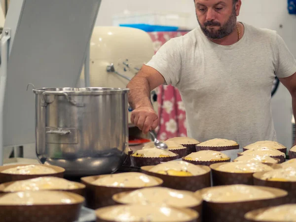 Diseñador Chef Artesanal Terminando Montón Pastel Panettone Con Glaseado Dulce — Foto de Stock
