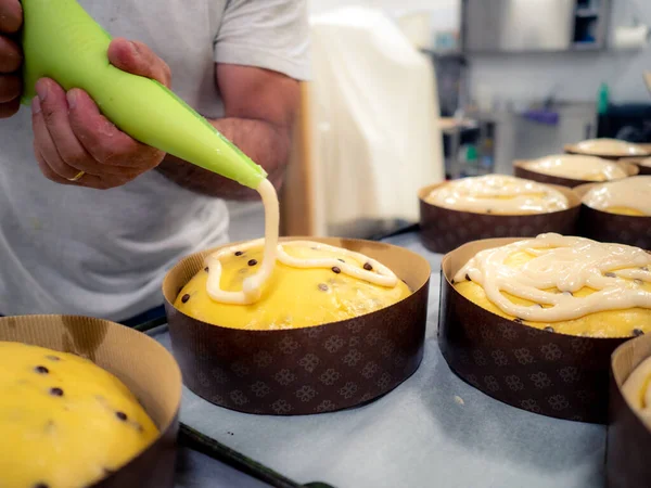 Artesano Utilizando Esmerilado Bolsa Tuberías Llenado Para Decorar Grupo Pasteles — Foto de Stock