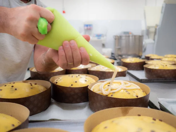 Artesano Utilizando Esmerilado Bolsa Tuberías Llenado Para Decorar Grupo Pasteles — Foto de Stock