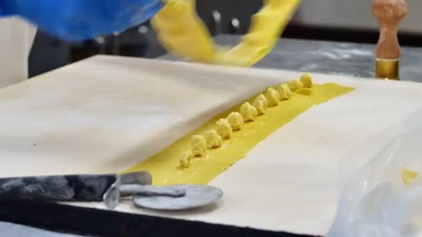 Kvinna Förbereda Tortelli Stuf Pasta Gastronomi — Stockvideo