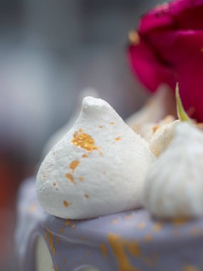 Altın el boyalı romantik pasta.