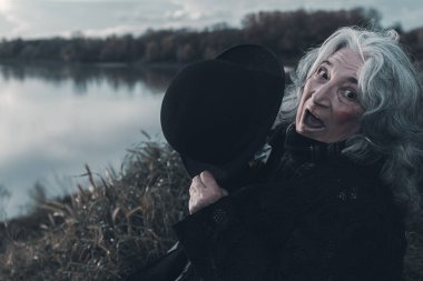 Tüfekli kadın oyuncu - savaş zamanı karanlık dönem konsepti