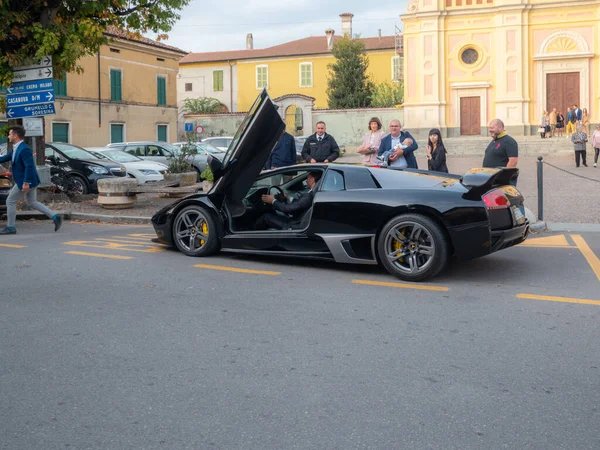 Μαύρο Lamborghini Σπορ Αυτοκίνητο Που Φθάνουν Στην Εκκλησία Για Γάμο — Φωτογραφία Αρχείου