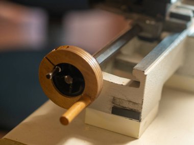 Tel üzerinde tutarlı ve dengeli bir gerilim tut,