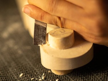 Luthier Laboratuvarı 'nda keskiyle oyma.