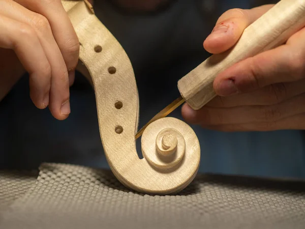 Luthier Laboratuvarı 'nda keskiyle oyma.