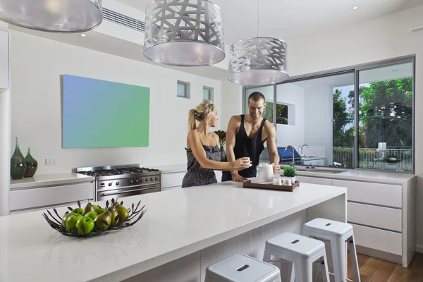 Junges Paar in moderner Küche — Stockfoto