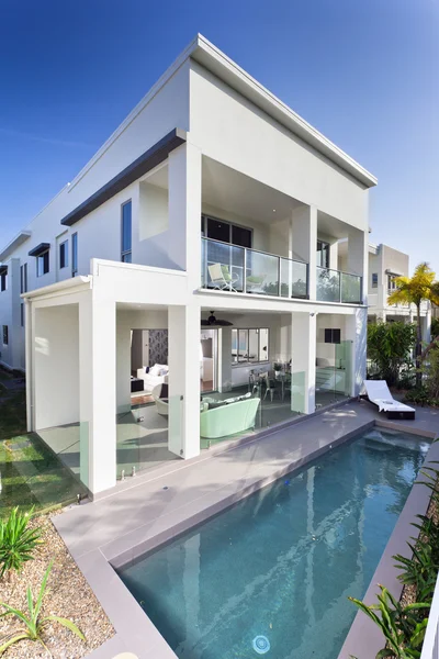 Havuzlu modern bir ev. — Stok fotoğraf
