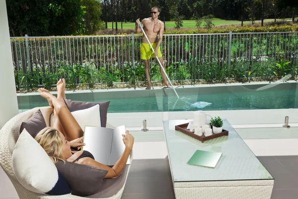 Mujer atractiva y chico de la piscina — Foto de Stock