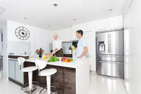 Pareja en cocina —  Fotos de Stock