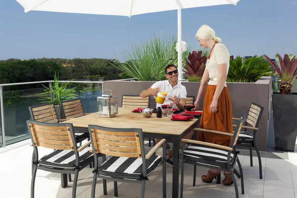 Couple sur balcon — Photo