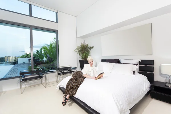 Vrouw in slaapkamer — Stockfoto